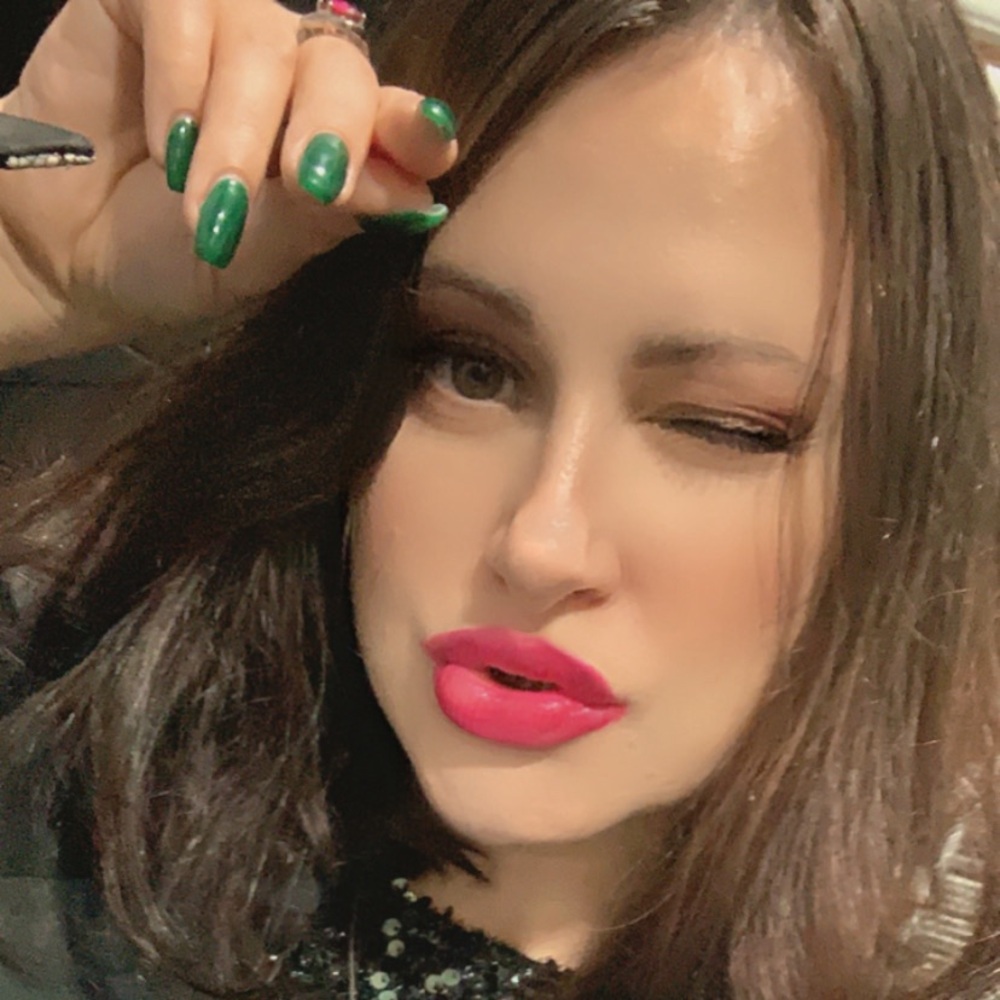 Meet your Posher, Irina. Mother of 6 years old daughter Monica.🩷🛍️🎀